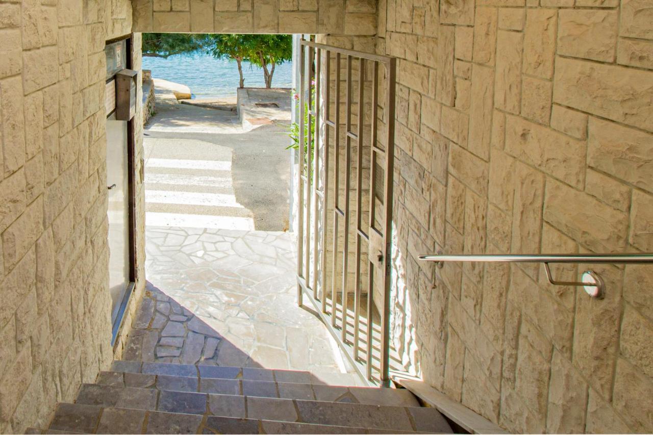 Апартаменты Galapagus Privat Beach & Boat Dock Метайна Экстерьер фото